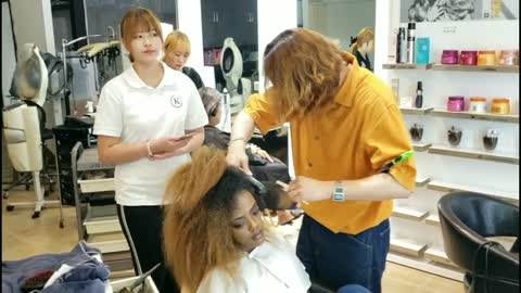 Black girl get hair done in China