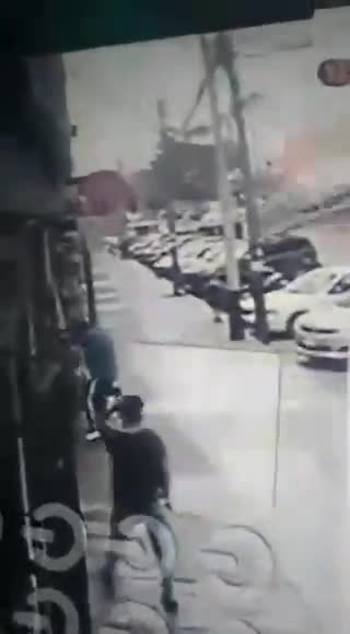 Así fue el aterrizaje de una avioneta en avenida de Lima