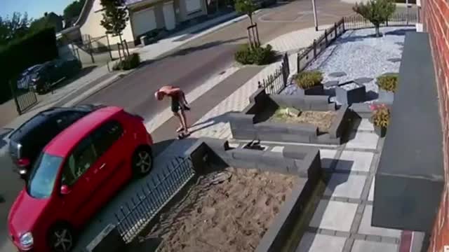 Man looses his dinkle on a fence