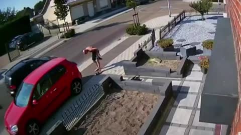 Man looses his dinkle on a fence