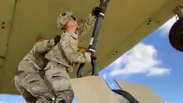 SOLDIERS ATTACH A HUMVEE TO AIRCRAFT #SHORTS