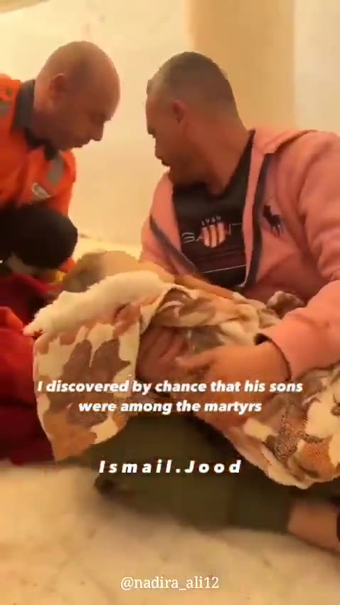 A father broke down after he found his children among the martyrs💔