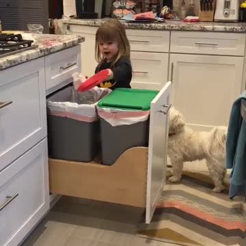 Pequeña rapea canción de DMX mientras hace sus quehaceres