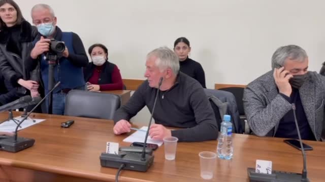 После перерыва группа депутатов снова собралась в зале заседания