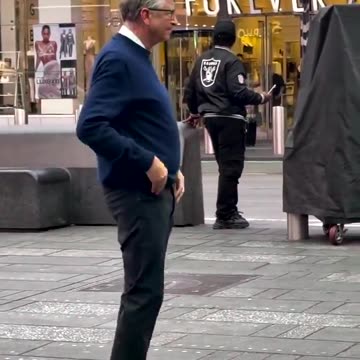 Bill Gates seen in Times Square buying a hot dog