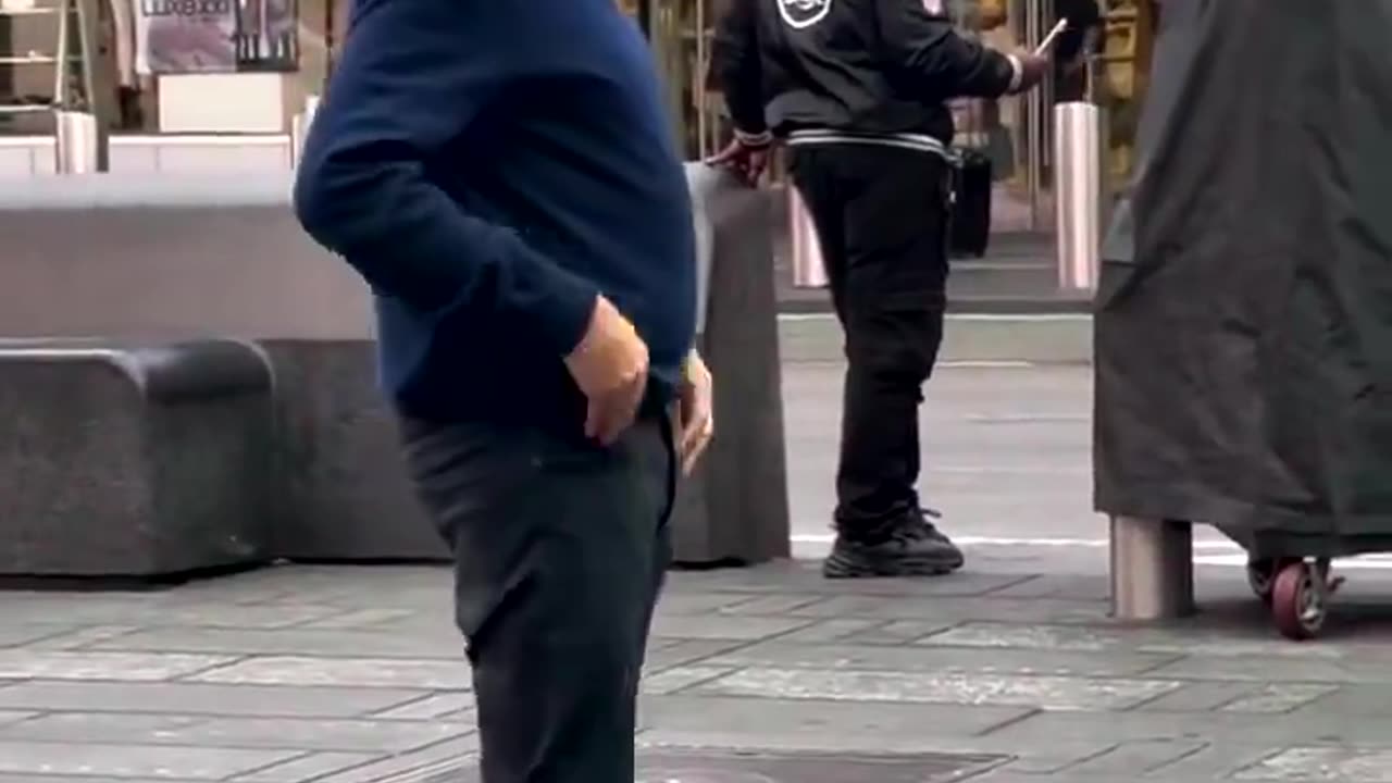 Bill Gates seen in Times Square buying a hot dog