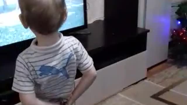 Саша танцует под little big