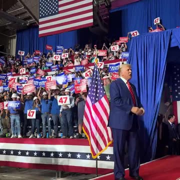 President Trump takes the stage in Johnstown, PA 🇺🇸