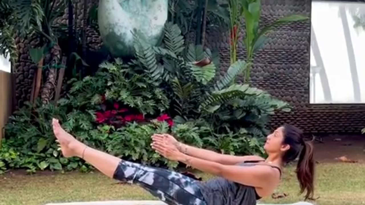 Shilpa shetty amazing yoga workout at home garden