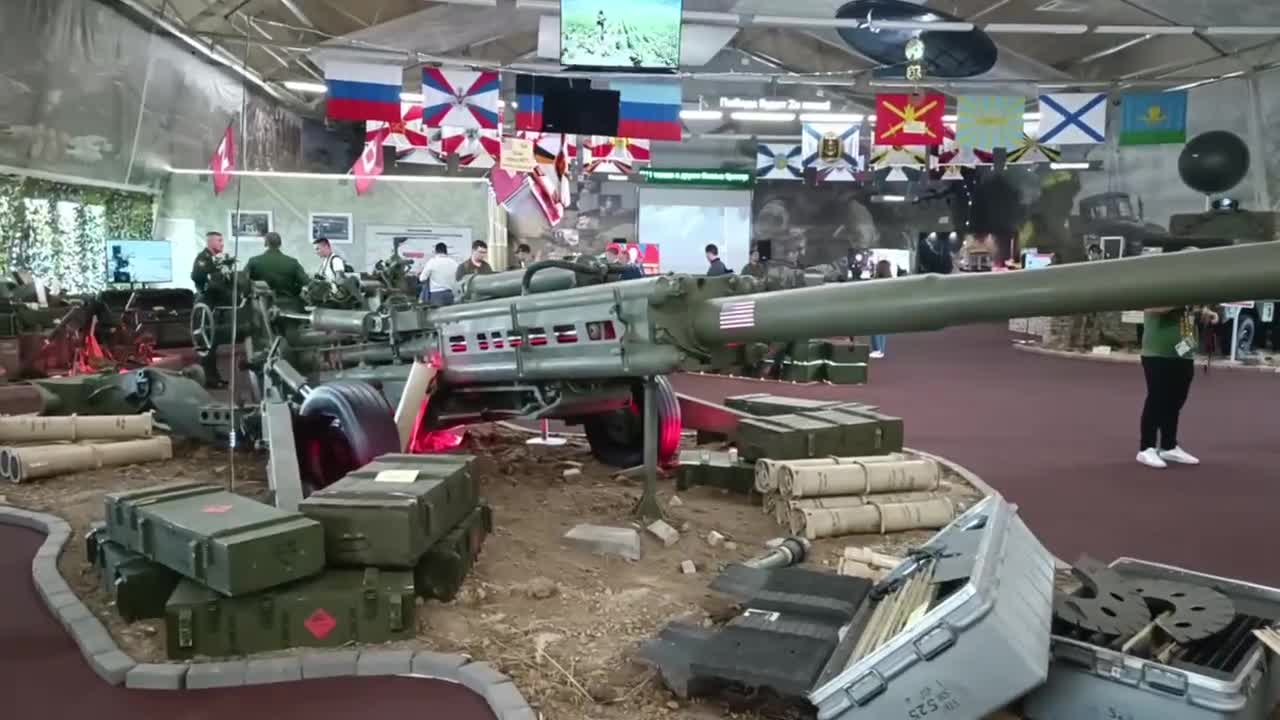 US-made M-777 howitzer, captured intact, shown to the public in Moscow