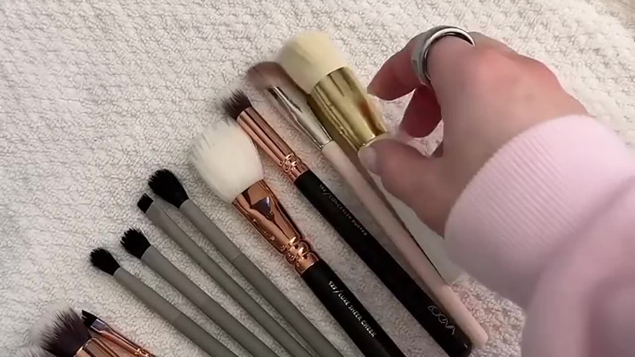 Cleaning My Makeup Brushes 🧴