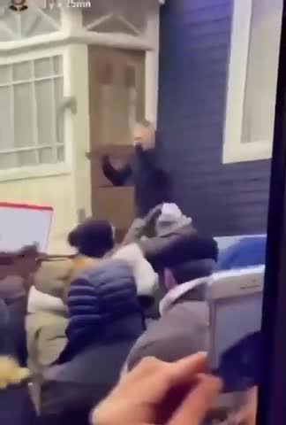 ANTI-COVID VAX PROTESTERS ATTACKING FRENCH POLITICIAN STEPHANE CLAIREAUX WITH MUD FF PUBLIC ANGER💥💥💥