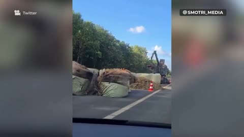 Holandští farmáři blokují dálnice hnojem