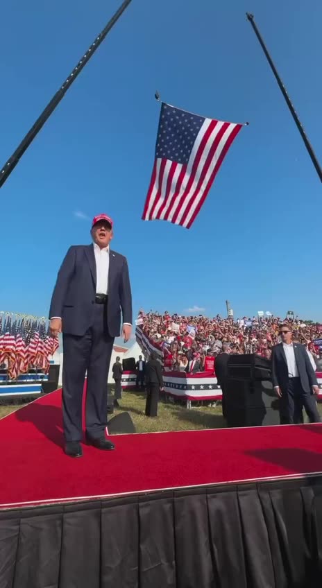 Campaign trail in 60 seconds with the greatest boss of all time 🫡🇺🇸