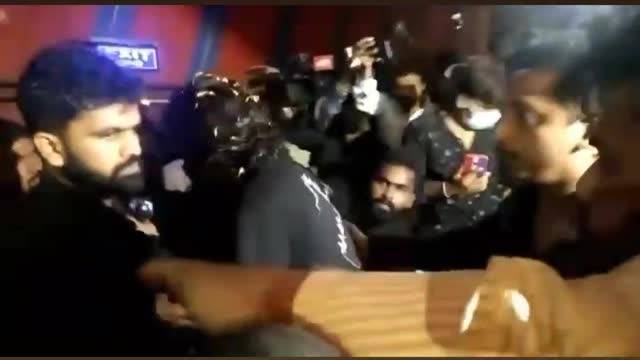 Allu arjun fan's reaction capture when He came in city centre mall for his recent movie releasing
