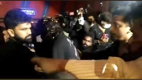 Allu arjun fan's reaction capture when He came in city centre mall for his recent movie releasing