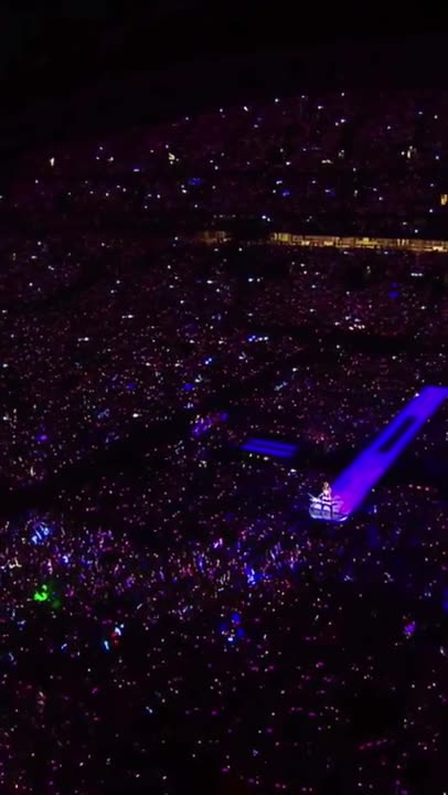 Taylor swift performing