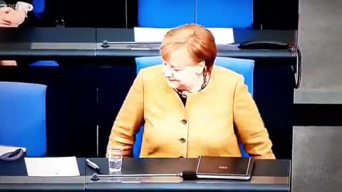 La Merkel arriva al Parlamento tedesco Senza mascherina