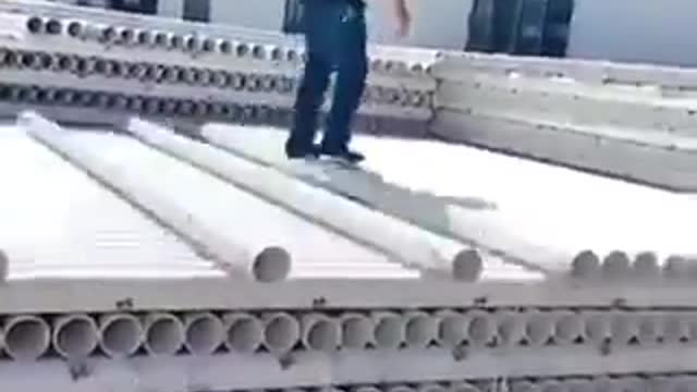 Amazing smart worker captured on camera