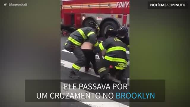 Perna de jovem engolida por buraco em uma avenida no Brooklyn