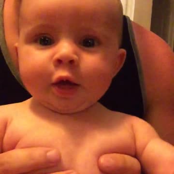 Una beba llorando se ve en cámara. Lo que pasa después te alegrará el día