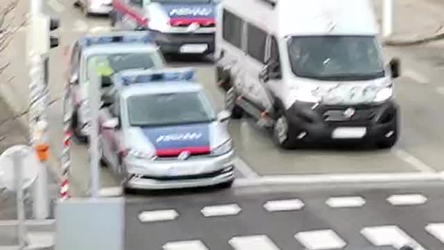 Freedom Convoy Europe - Lots of police in Vienna trying to intimidate truckers