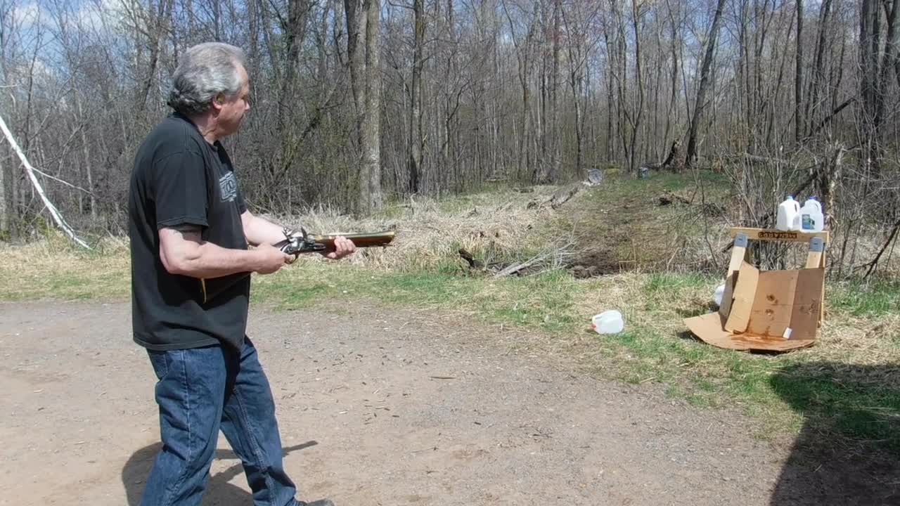 FLINTLOCK BLACKPOWDER BLUNDERBUSS .79 Cal. 000 buck SHOTGUN VS 1 Gal. jugs BRASS BARREL, SHOOTING