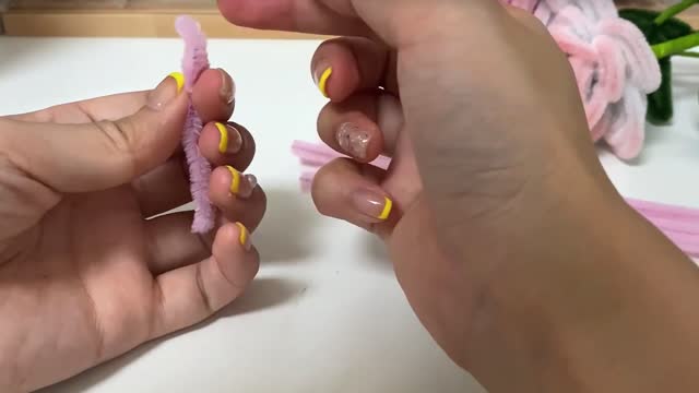 The third step is to make a twist stick gradient rose by hand.