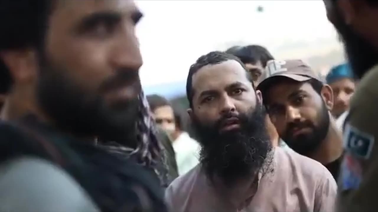 Hafiz Hassan Raza of TLP Arguing with a Policeman regarding the Reason Behind TLP's Long March