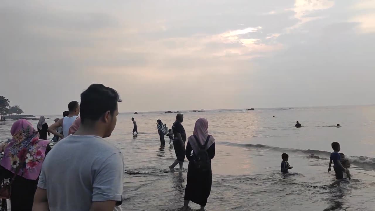 Kirana Humairah Aulia Bermain di Pantai Pasir Putih Anyer Banten