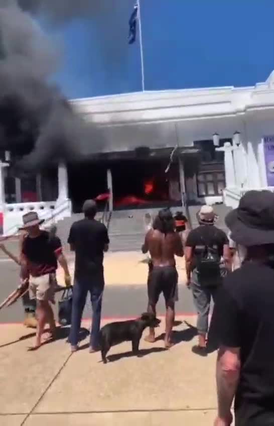 Primer parlamentos en el mundo en llamas. Camberra, Australia Plandemia Covid 19 Coronavirus