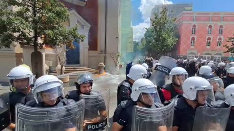 Hajduti, hajduti, hidhen tymuese e flakadanë drejt bashkisë