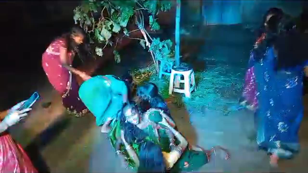 हमारे देश दिल टूटने पर ऐसे नाच के सेलिब्रेट करते है।