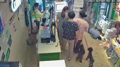 Na China, um homem aparentemente sofre um ataque cardíaco em uma loja movimentada.