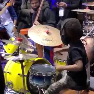 The band had to stop and let him flex 😄🙌🏽. Amazing kind super talent with drums and music