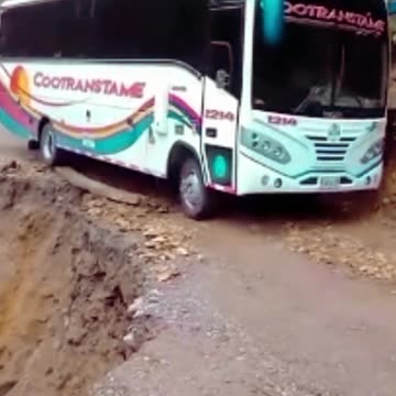 Motorista não pode errar na Estrada Boliviana