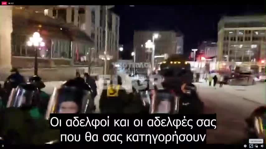 Κυρία ξεσπά σε κλάματα μπροστά στα ΜΑΤ. Ισχυρίζεται ότι έχασε 2 γιους απ' τα εμβόλια.