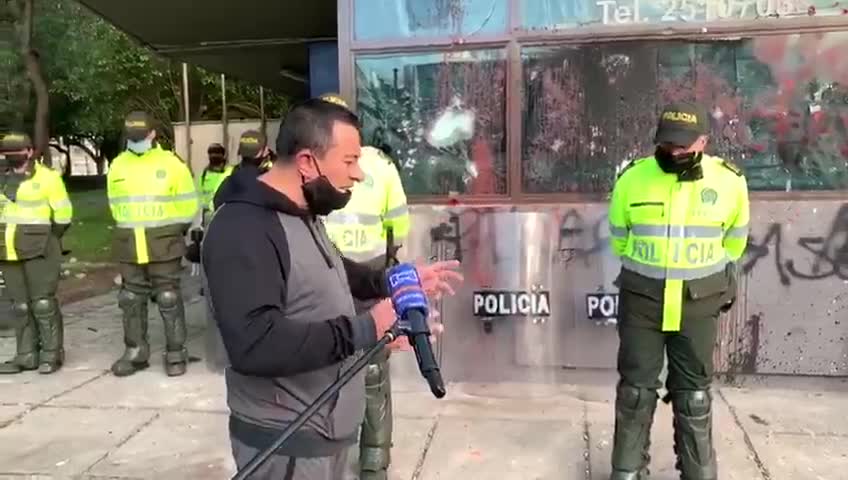 Comunidad ora en CAI destruido en Bogotá