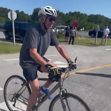 🇺🇸| Moment when President Biden falls off his bike in Delaware.