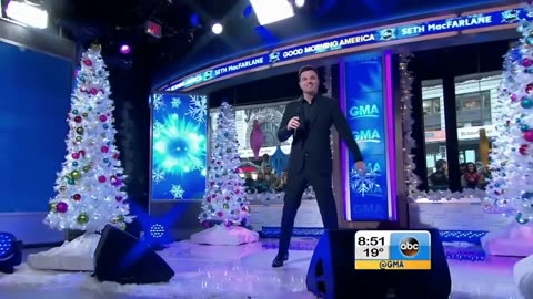 Seth MacFarlane - A Marshmallow World (Good Morning America 2014)