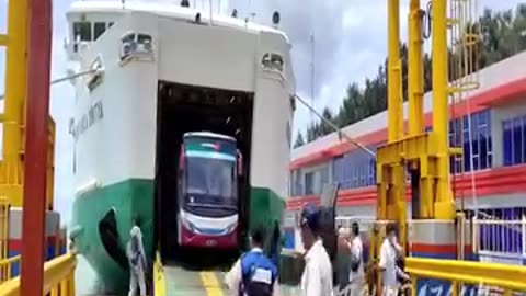 Big waves do not allow vehicles and people to get off the ferry