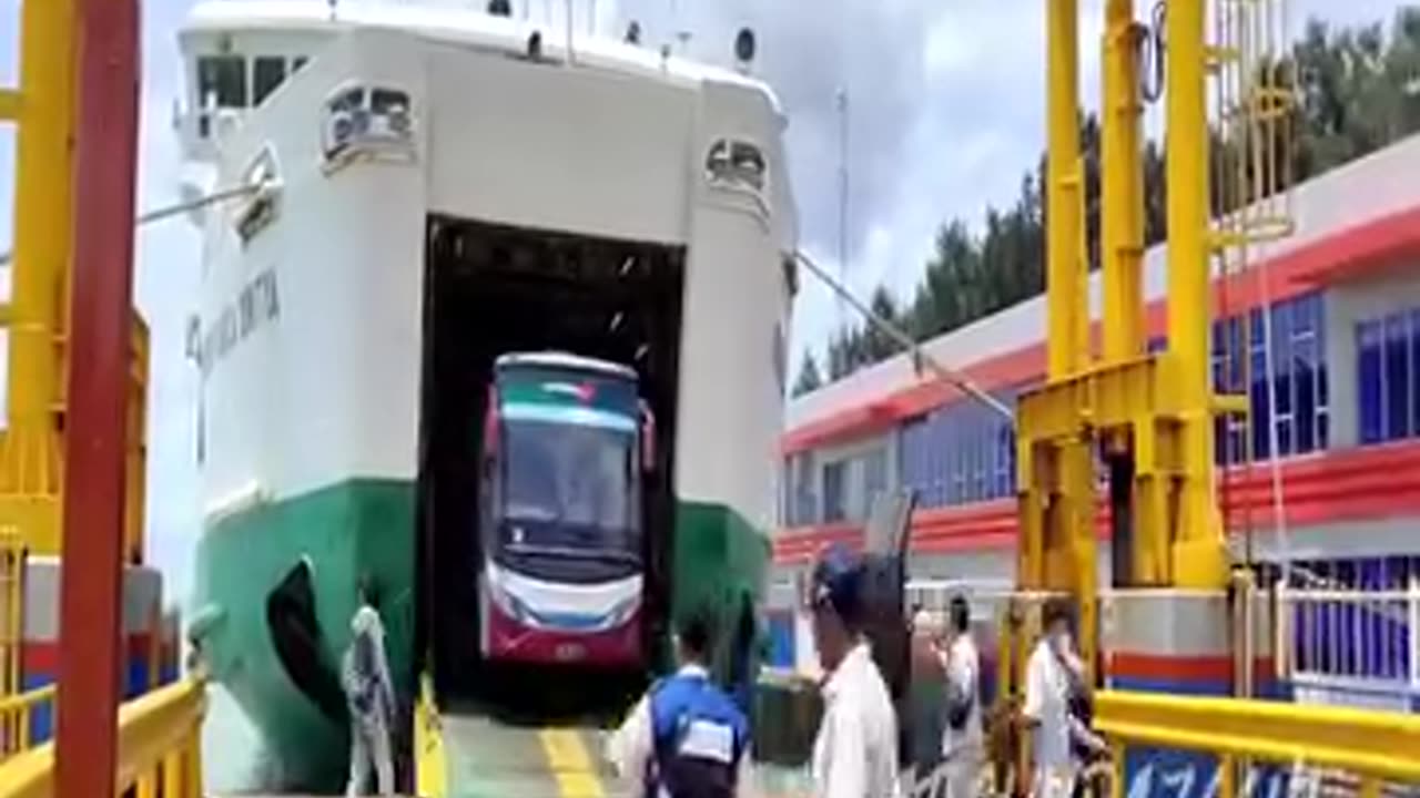 Big waves do not allow vehicles and people to get off the ferry