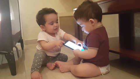 twins baby fight over phone - funny video