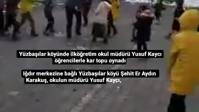 Yüzbaşılar köyünde ilköğretim okul müdürü Yusuf Kaycı öğrencilerle kar topu oynadı