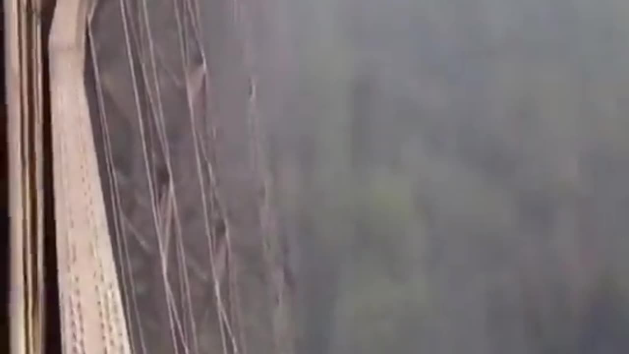 Terrifying view of a steep cliff while on a moving train 😳