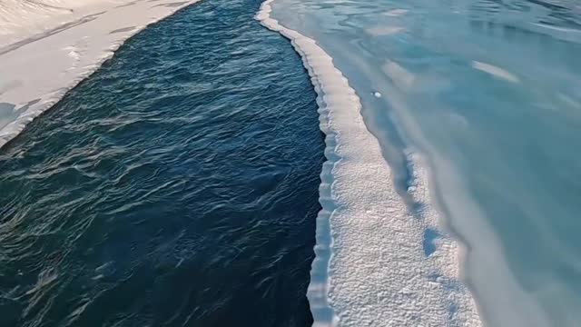 I absolutely love these leading lines!! 💙❄️ . This is where it’s at on an early alaska morning