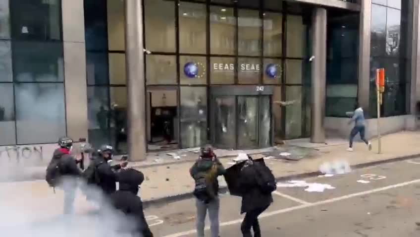 Unbelievable scenes in Brussels now as antifa types trying to smash their way into EU buildings. 23/02/22