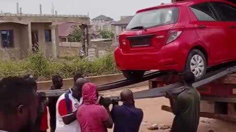 How africans unload a car