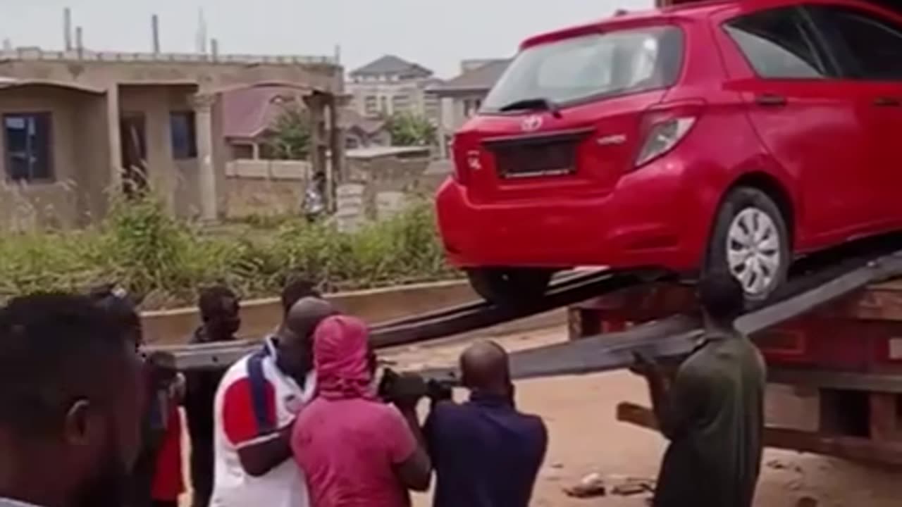 How africans unload a car