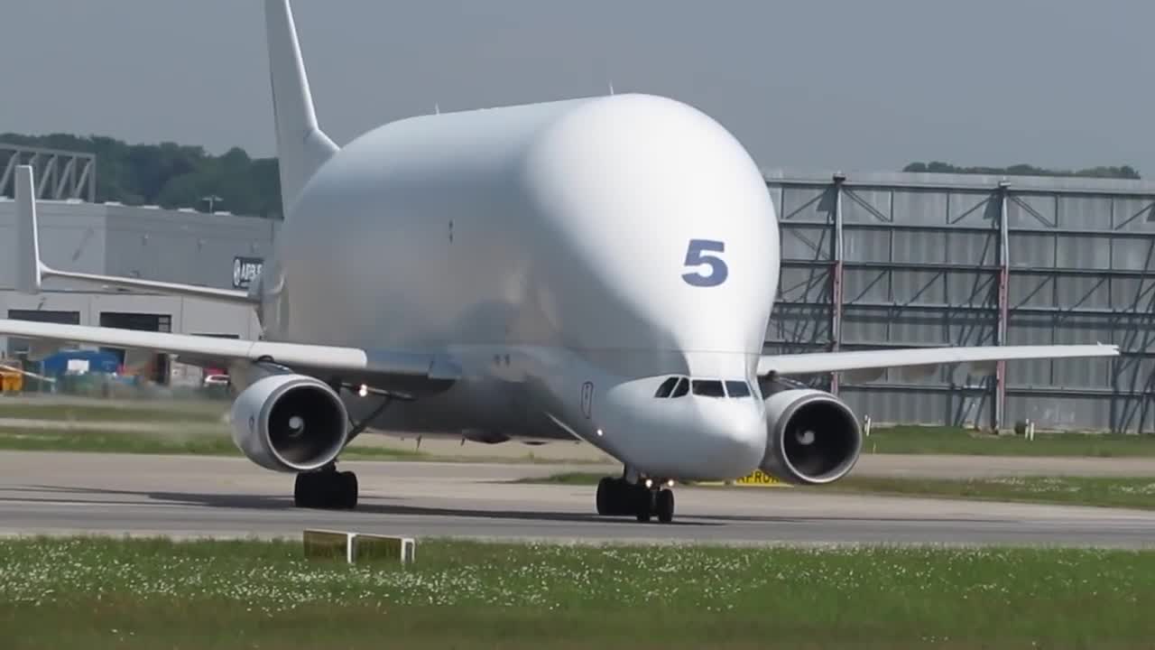Airbus Beluga landing and takeoff at Finkenwerder, EDHI-18